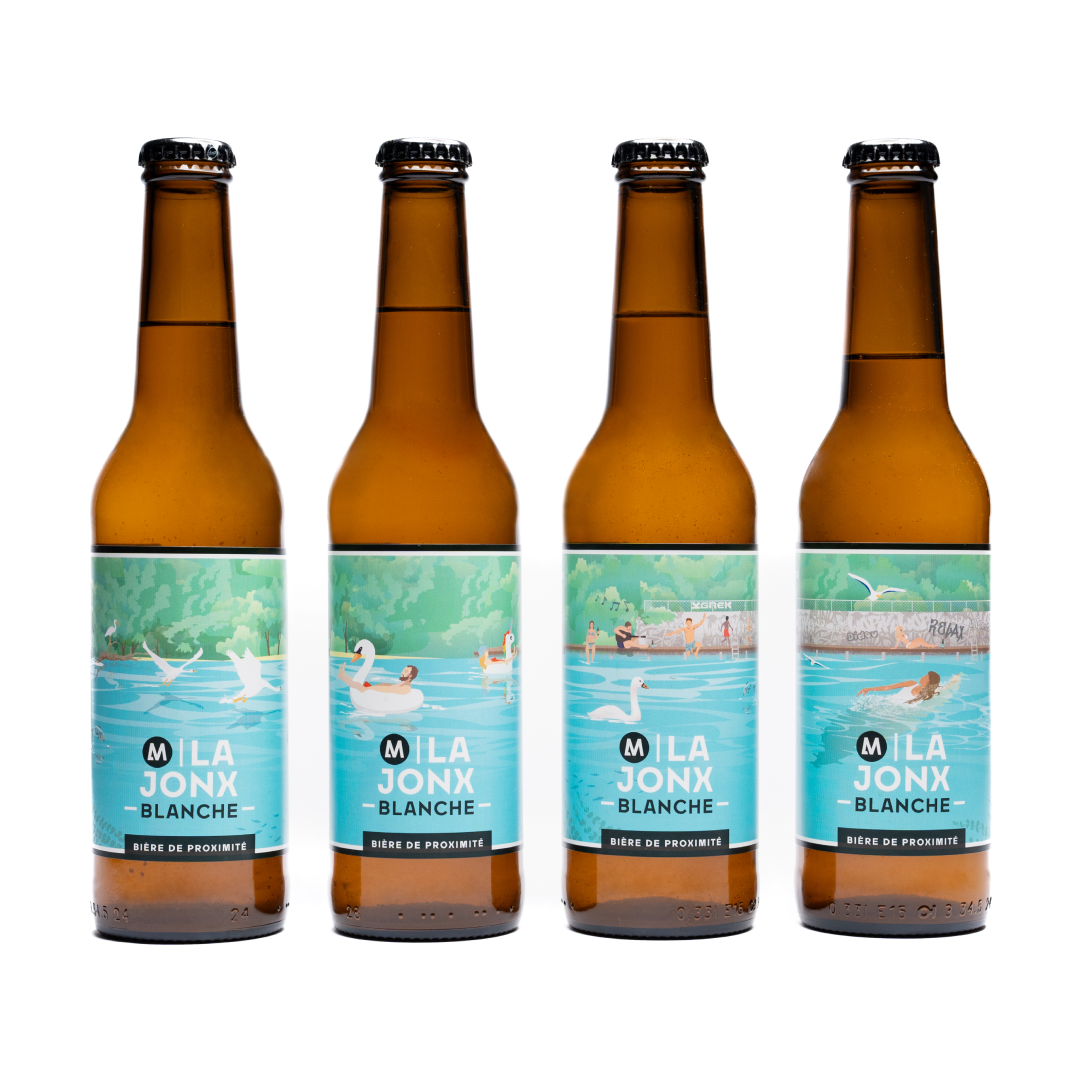 Pack de bières locales La Jonx Blanche, inspirées des Bains des Pâquis à Genève. Des étiquettes bleues aux illustrations aquatiques qui invitent à plonger dans la fraîcheur d’une bière artisanale unique !
