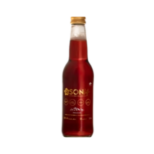 Bouteille de boisson artisanale Soná au rouge intense, avec une élégante étiquette dorée. Une boisson locale au caractère authentique qui séduit par son raffinement.